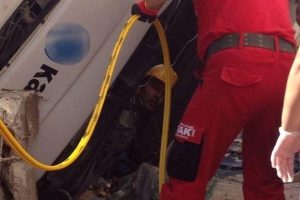 Bursa'da yan yatan beton mikserinde can pazarı!