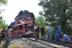 Tren kamyonete &ccedil;arptı: 3 &ouml;l&uuml;