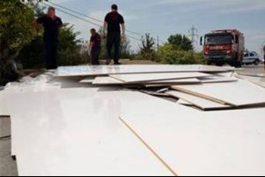 Akılalmaz &ouml;l&uuml;m! TIR'ın dorsesinden d&uuml;şen...