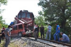 Soma'da y&uuml;k treni kamyonete &ccedil;arpı: 3 &ouml;l&uuml;!