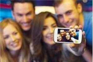 G&uuml;l&uuml;msemeye ve dişlere selfie ayarı