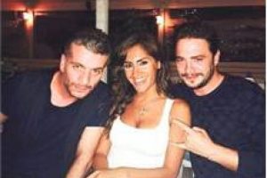 Naz'ın kalbini de parmağını da kırdı!