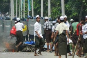 Arakan'da sokağa &ccedil;ıkma yasağı kaldırıldı