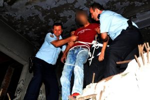 Bursa'da bonzai i&ccedil;en gen&ccedil;leri polis kurtardı!