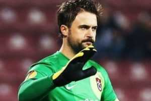 Fenerbah&ccedil;e trib&uuml;n&uuml;ne Onur Kıvrak pankartı