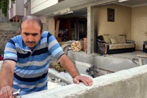 O apartmanı 24 saat polis koruyor