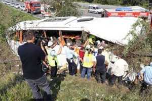 Sakarya'da yolcu otob&uuml;s&uuml; devrildi