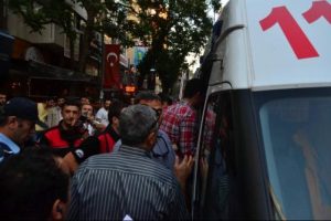 Polis kendi tabancasından &ccedil;ıkan kurşunla...