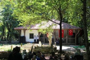 Bu mezarlıkta garip şeyler oluyor !