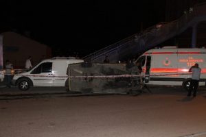 İki araca &ccedil;arpıp takla attı: 5 yaralı