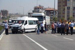 Beş ara&ccedil; birbirine girdi: 20 yaralı