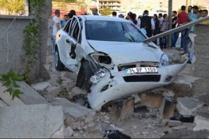 Evin duvarına &ccedil;arparak durabildi: 10 yaralı