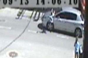 5 yaşındaki bir &ccedil;ocuğa otomobilin &ccedil;arpma anı kamerada