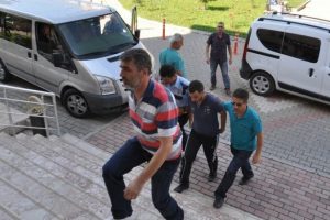 Kiralık otomobille &ccedil;aldığı eşyaları satarken yakalandı
