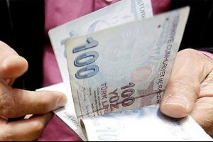 Yaşlı adamı kandırıp maaşını aldılar