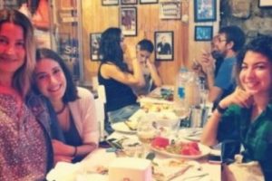 Hazal Kaya ile Vahide Per&ccedil;in'in s&uuml;rpriz buluşması...