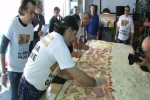 D&uuml;nyanın en b&uuml;y&uuml;k pizzasını yaptı