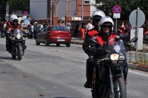 Bursa'da polis okulların &ccedil;evresinde kuş u&ccedil;urtmuyor!