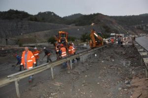 Bilecik'te heyelan trafiği aksattı