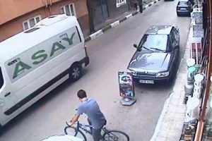 Telefonla konuşuyormuş gibi yapıp bisikleti &ccedil;aldı