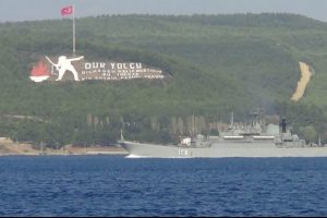 Savaş gemileri Boğaz'dan ge&ccedil;ti