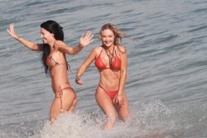 Plajın en seksisi Nikki Lund...