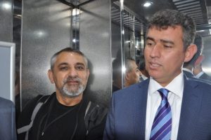 Metin Feyzioğlu asans&ouml;rde mahsur kalınca...