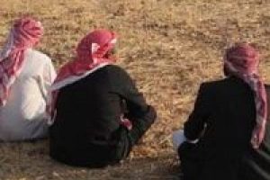 Oturup &ccedil;atışmaları izliyorlar