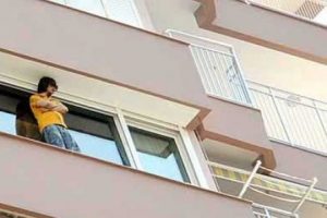 24 saat pencere kenarında bekledi, atladı
