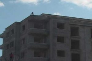 8 katlı binanın tepesinden atlamak istedi