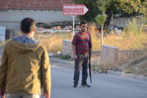 Dayak yediği yere pompalı t&uuml;fekle gitti, 3 saatte ikna oldu