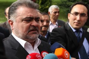 Ahmet &Ouml;zal siyasete d&ouml;n&uuml;yor mu?