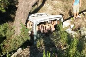 Tur minib&uuml;s&uuml; şarampole yuvarlandı