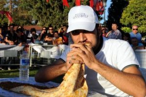 1 metre 20 santim lahmacunu 5 dakikada yedi!