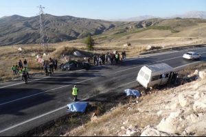 Trafik canavarı durmak bilmiyor: 4 &ouml;l&uuml;, 20 yaralı