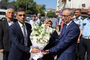 ISİD'in rehin aldığı polis &ccedil;i&ccedil;ekle karşılandı
