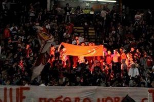 T&uuml;rk bayrağı yakıp Fenerbah&ccedil;e'ye k&uuml;frettiler