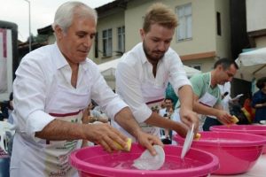 J&uuml;ri kirletti Başkan yıkadı