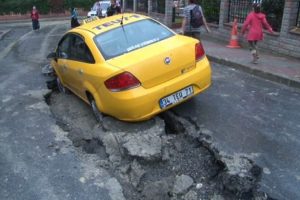 &Ccedil;&ouml;ken asfaltta iki otomobil zarar g&ouml;rd&uuml;