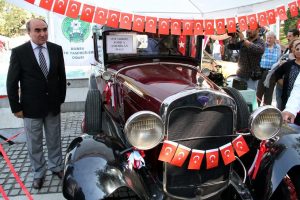 Kendi elleriyle 84 yıllık klasik arabayı ayağa kaldırdı