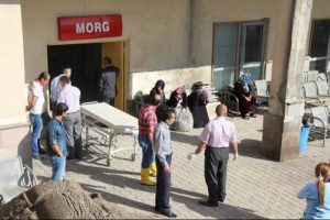 Ailelerin kavgası &ouml;l&uuml;mle bitti: 1 &ouml;l&uuml;, 2 yaralı