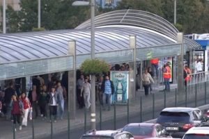 Fırtına metrob&uuml;se istasyonuna zarar verdi