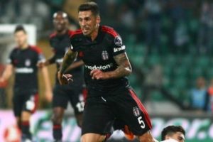 Arda Turan'dan Jose Sosa'ya &ouml;vg&uuml;