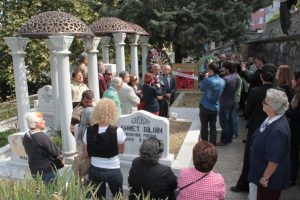 Sanat G&uuml;neşi mezarı başında anıldı