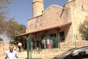 G&uuml;ney Kıbrıs'te 40 yıl sonra ilk namaz