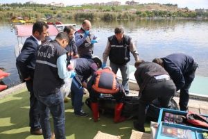 G&ouml;lden bayrağa sarılı ceset &ccedil;ıktı
