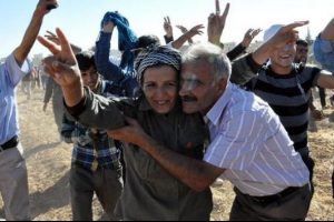 Y&uuml;zlerce kişi Suriye sınırını ge&ccedil;ti