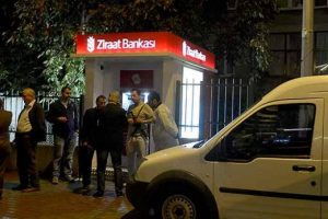 Bir &ccedil;anta dolusu parayı sokağa bırakıp ka&ccedil;tılar