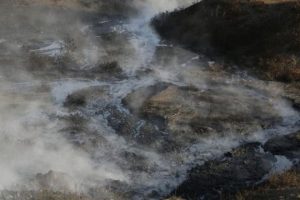 Suriye'de 200 kuyudan &ccedil;ıkartılan petrol toprağa akıyor