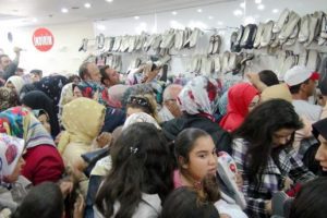 1 liralık ayakkabı izdihamı